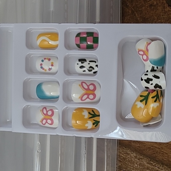 2/$16 Floral Butterfly Press On Nails - Picture 16 of 17